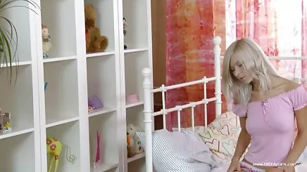 Trẻ ngọt ngào loanluan moi lesbian có một đam mê liếm